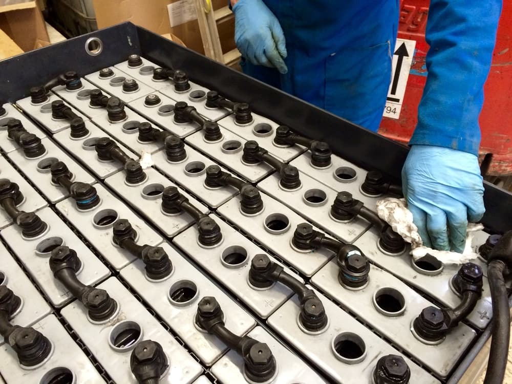 Forklift Battery Maintenance and Handling Best Practices
